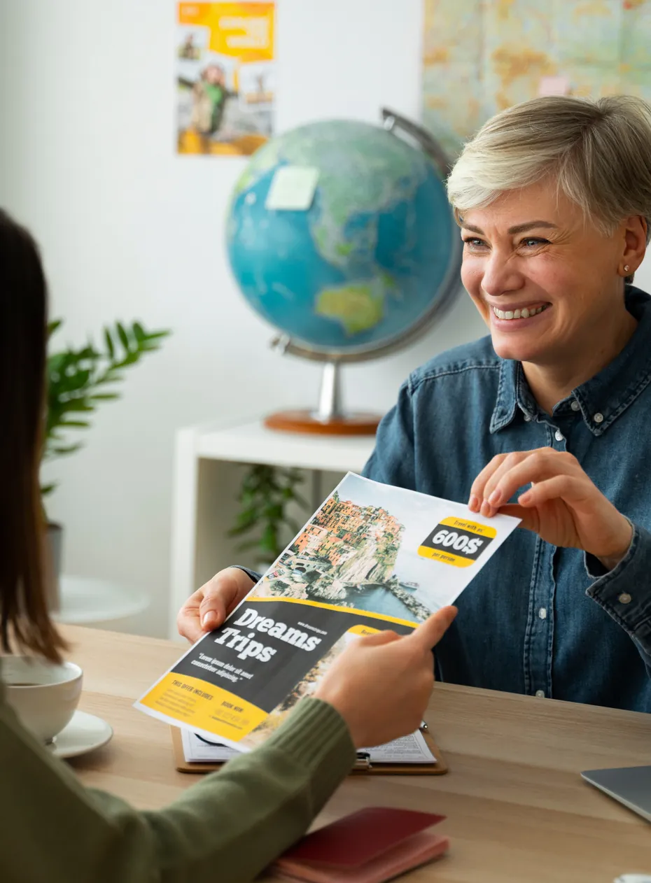 Agente di viaggio che mostra un catalogo a una cliente